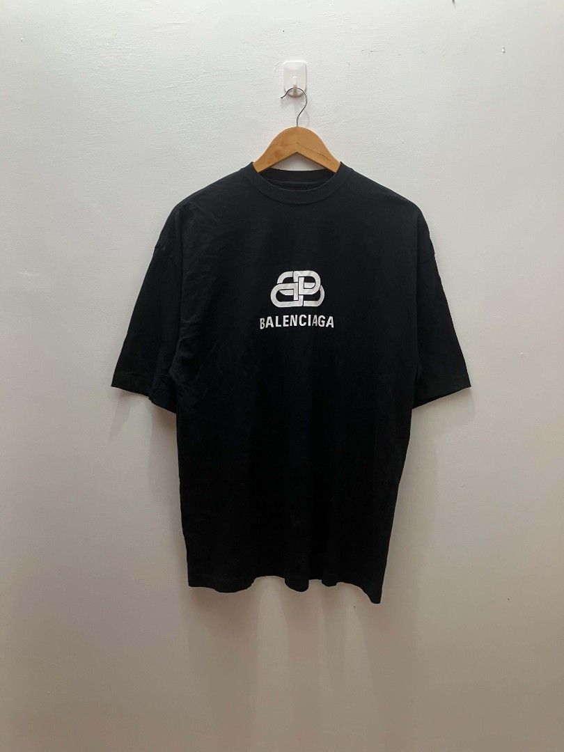 Balenciaga 'Interlocking' Shirt (Category: Tshirts & Polo Shirts ) located in Manila. Submitted by soflyapparel77 (Listing ID 1468534579, Image 1). Description: Authentic dm for more details.