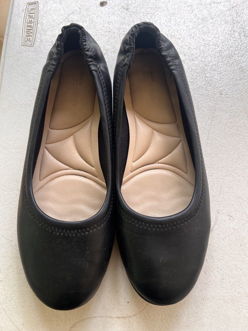 Bata Comfort Black Ballet Flats (Category: Flats & Sandals) located in Iloilo. Submitted by formycats (Listing ID 1468513532, Image 1). Description: NO BOX ; Used twice lang Brand: Bata Comfort - Color: Classic black - Style: Slip-on ballet flats with rounded toes - Comfort: Soft padded insoles for extra daily cushioning - Fit: Gathered elasticized heels for a secure, snug fit - Condition: Soles show very little wear, clean, and ready to wear.