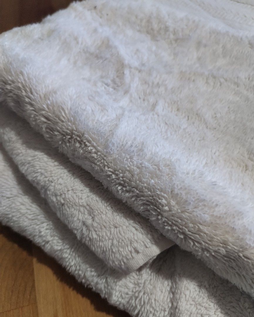 Bath Towel Cotton (Category: Bathroom & Kitchen Fixtures) located in Muntinlupa City. Submitted by arciagamaryann68 (Listing ID 1468594974, Image 2). Description: - Premium hotel-grade bath towel featuring a clean white color - Thick, plush, and highly absorbent terry cloth material for maximum comfort - Elegant textured border design near the edge - Includes original 'HOTEL' brand label - Well-maintained, clean, and in great overall condition - 