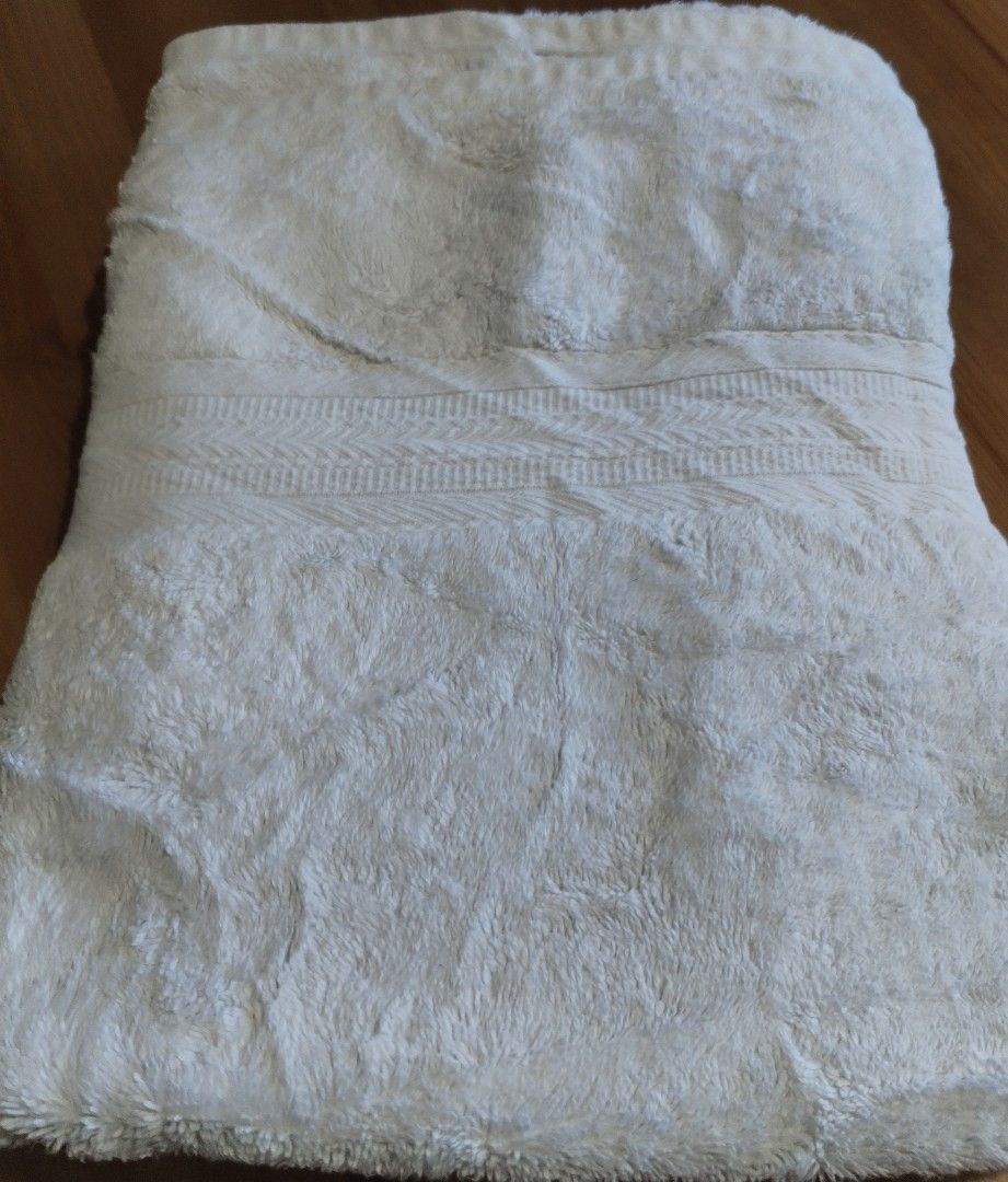 Bath Towel Cotton (Category: Bathroom & Kitchen Fixtures) located in Muntinlupa City. Submitted by arciagamaryann68 (Listing ID 1468594974, Image 1). Description: - Premium hotel-grade bath towel featuring a clean white color - Thick, plush, and highly absorbent terry cloth material for maximum comfort - Elegant textured border design near the edge - Includes original 'HOTEL' brand label - Well-maintained, clean, and in great overall condition - 