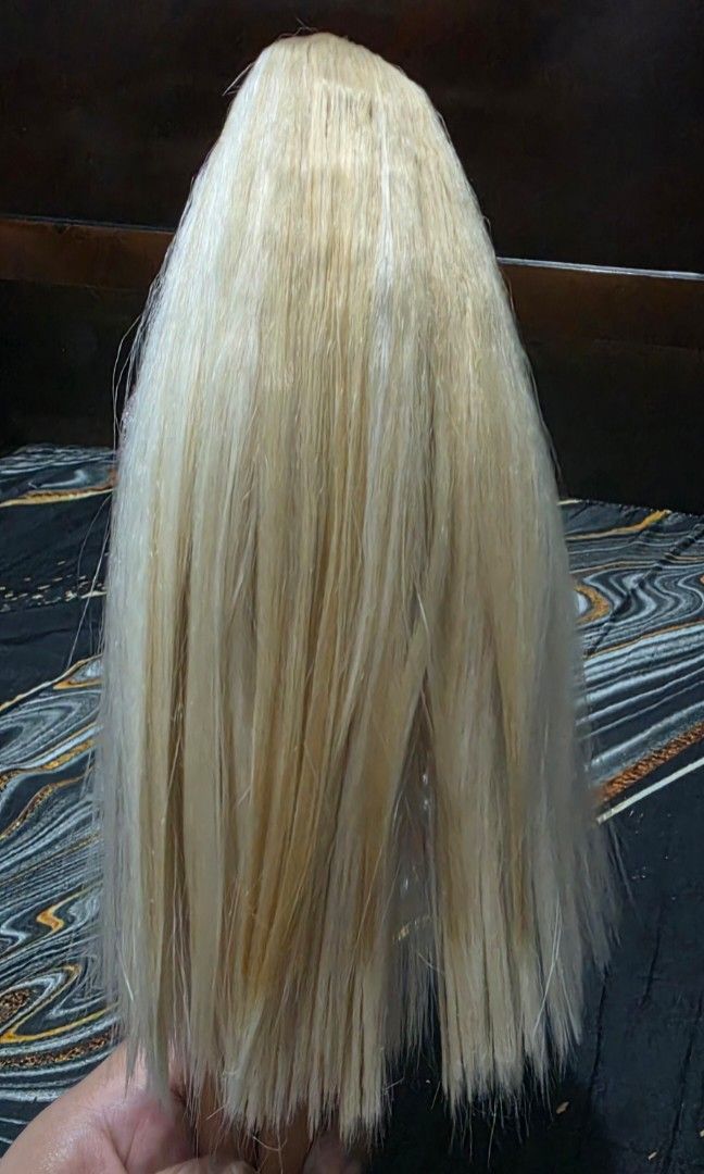 Bead Blast Barbie (Category: Kids Toys) located in Pasig City. Submitted by thoyz_boulevard (Listing ID 1468634724, Image 2). Description: No crack neck No bite marks No cut hair No chipped paint No pen marks/ stain Missing ring All original outfit.