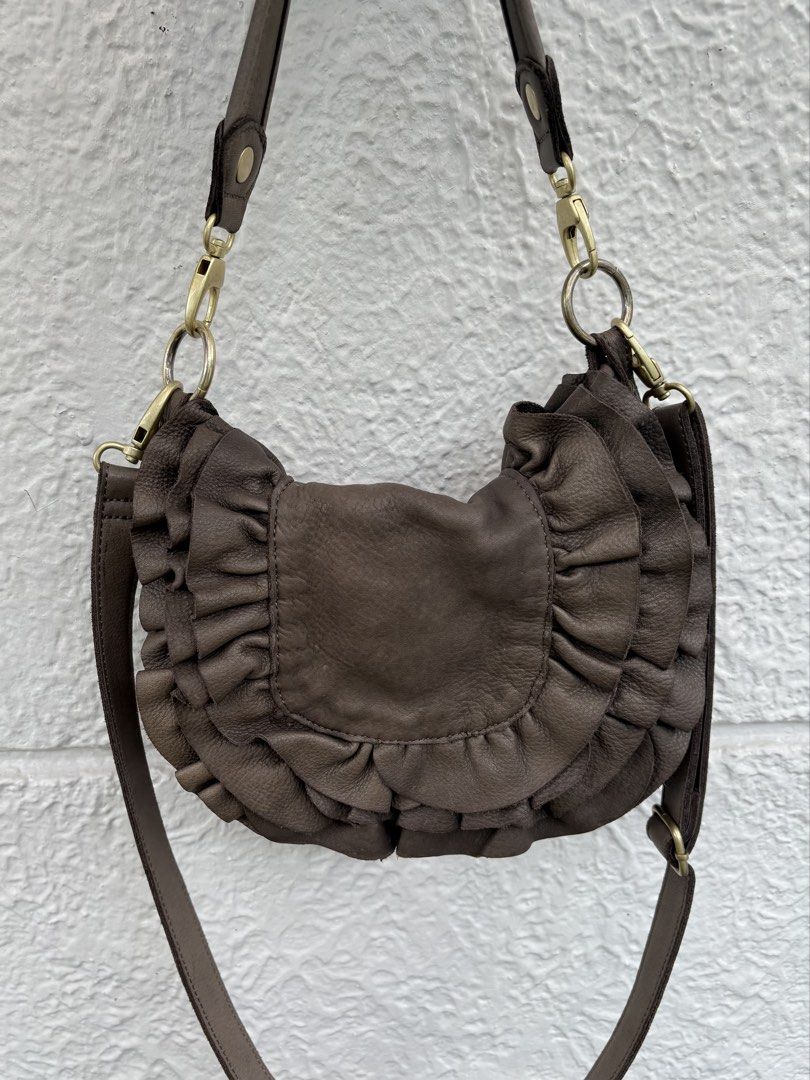 Beaure 2-way Handbag Leather Shoulder Bag Y2K (Category: Cross-body Bags) located in Cainta. Submitted by prebyihellop (Listing ID 1468523744, Image 3). Description: Good condition Dry leather No major issue Minimal sign of use Issue— vintage smell.