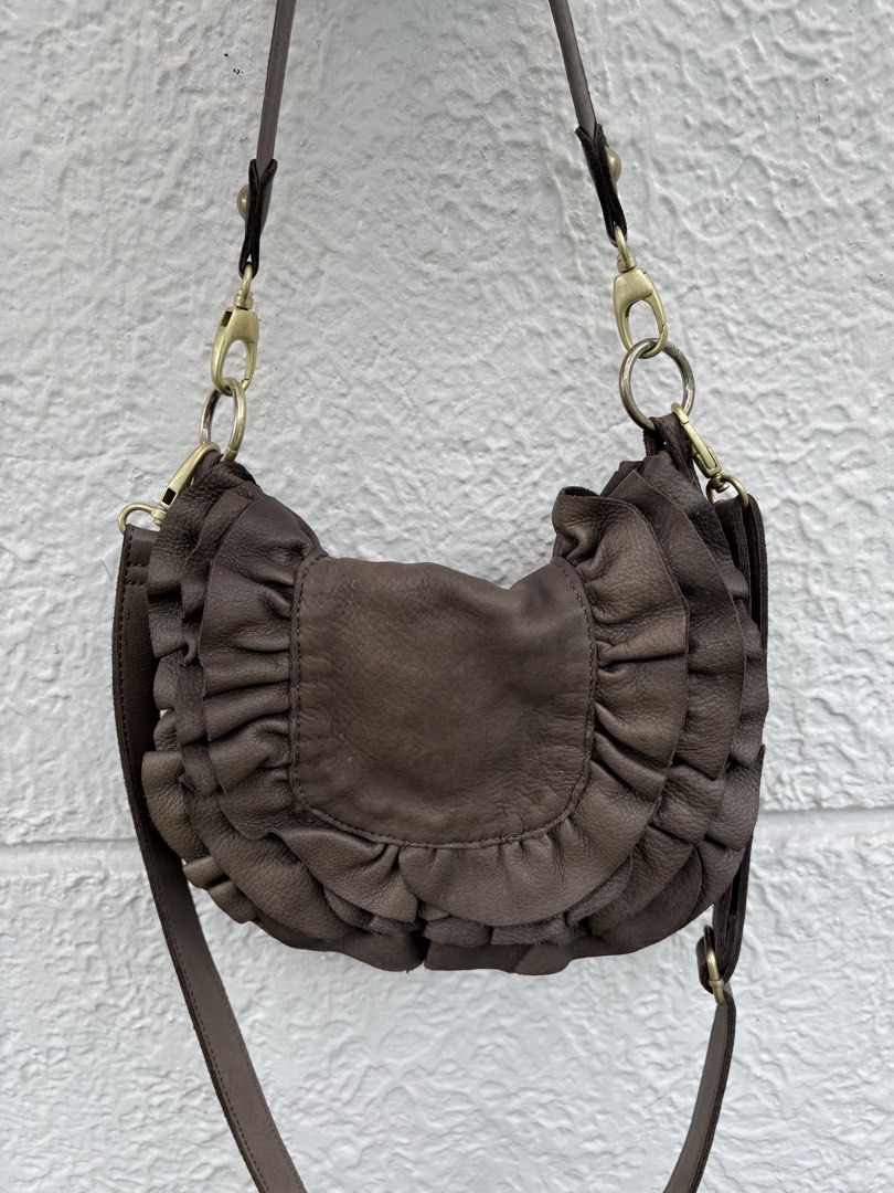 Beaure 2-way Handbag Leather Shoulder Bag Y2K (Category: Cross-body Bags) located in Cainta. Submitted by prebyihellop (Listing ID 1468523744, Image 1). Description: Good condition Dry leather No major issue Minimal sign of use Issue— vintage smell.