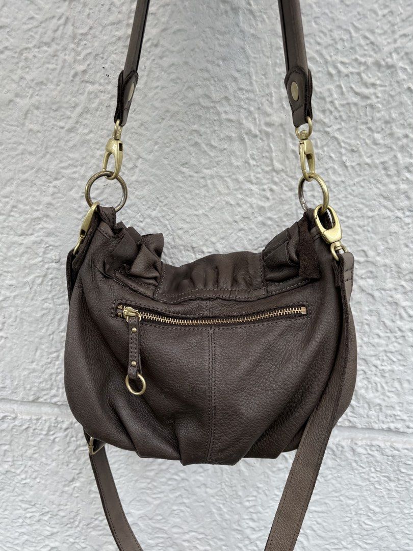 Beaure 2-way Handbag Leather Shoulder Bag Y2K (Category: Cross-body Bags) located in Cainta. Submitted by prebyihellop (Listing ID 1468523744, Image 2). Description: Good condition Dry leather No major issue Minimal sign of use Issue— vintage smell.