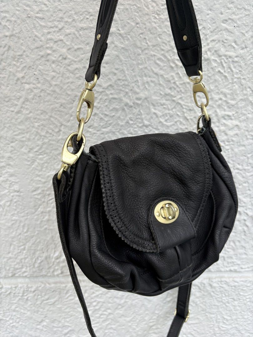 Beaure 2-way Handbag Leather Turnlock Shoulder Bag Y2K (Category: Cross-body Bags) located in Cainta. Submitted by prebyihellop (Listing ID 1468522921, Image 3). Description: Good condition With minimal sign of use What you see is what you get Genuine leather 2way Issue— vintage smell .