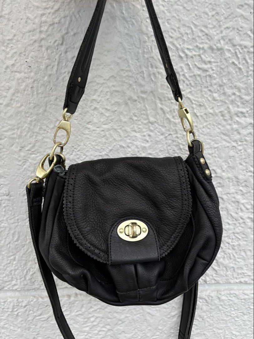 Beaure 2-way Handbag Leather Turnlock Shoulder Bag Y2K (Category: Cross-body Bags) located in Cainta. Submitted by prebyihellop (Listing ID 1468522921, Image 1). Description: Good condition With minimal sign of use What you see is what you get Genuine leather 2way Issue— vintage smell .