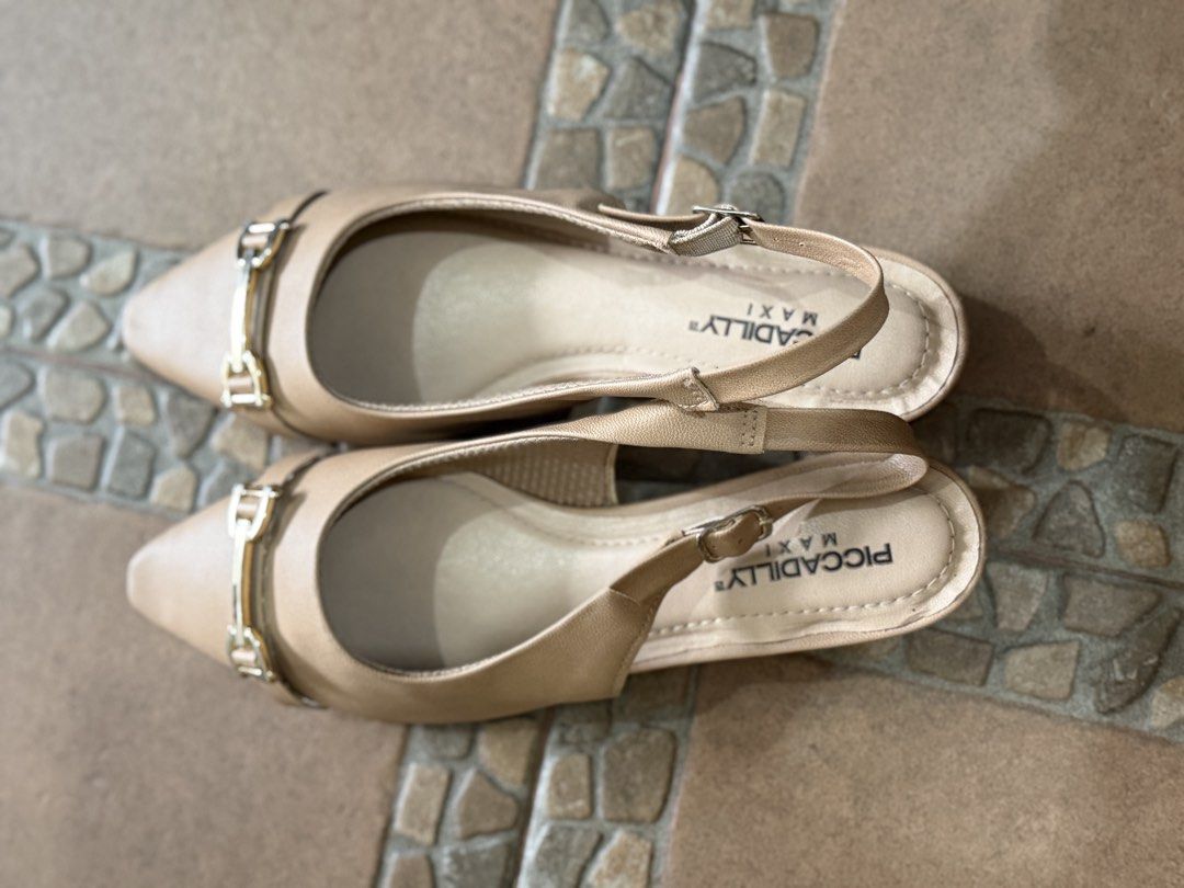 Beige Shoes (Category: Flats & Sandals) located in Quezon City. Submitted by relovedmebykay (Listing ID 1468570354, Image 1). Description: .