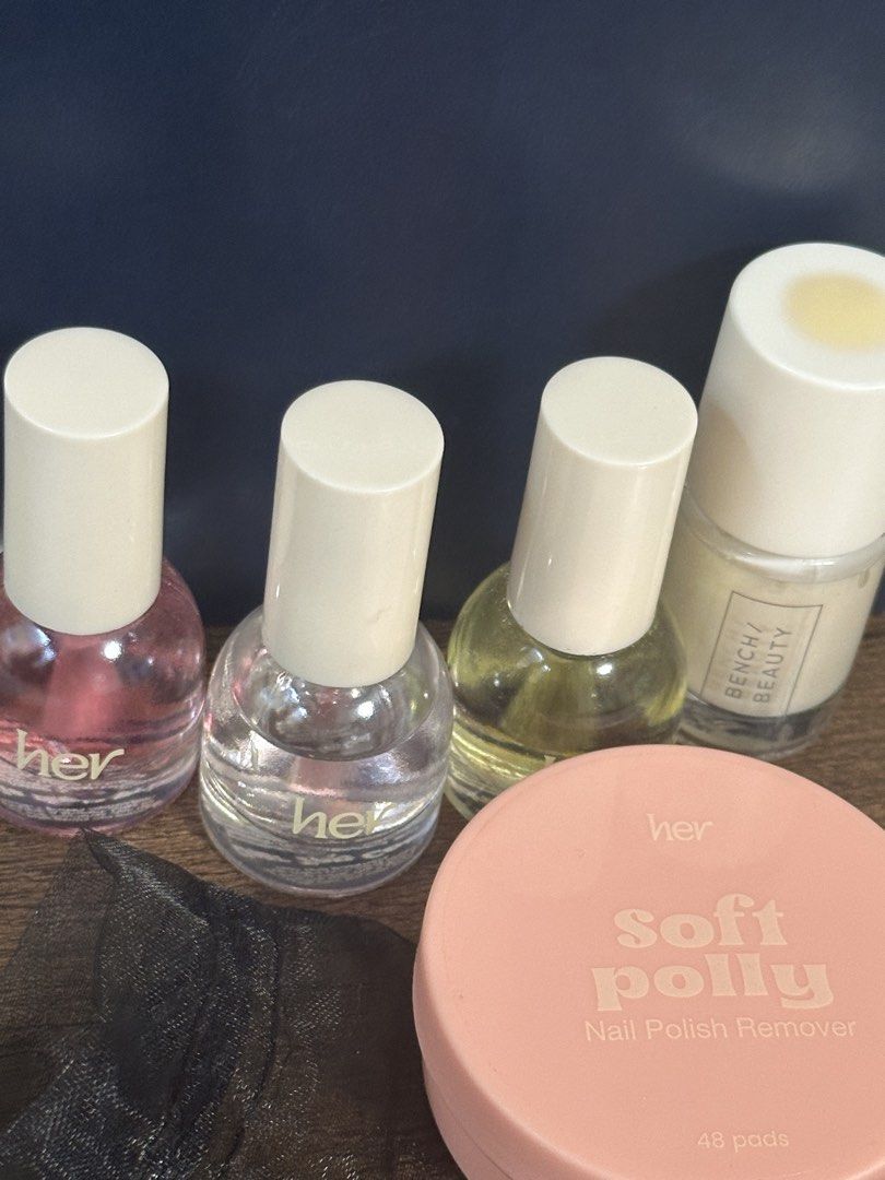 Bench and Her soft polly Set (Category: Hands & Nails) located in Baguio. Submitted by prettygirl_kaplaan (Listing ID 1468597257, Image 2). Description: Vegan and easy to clean !! Used thrice only. The polish remover is oil and not acetone so v healthy for the nails and skin and nose !!.