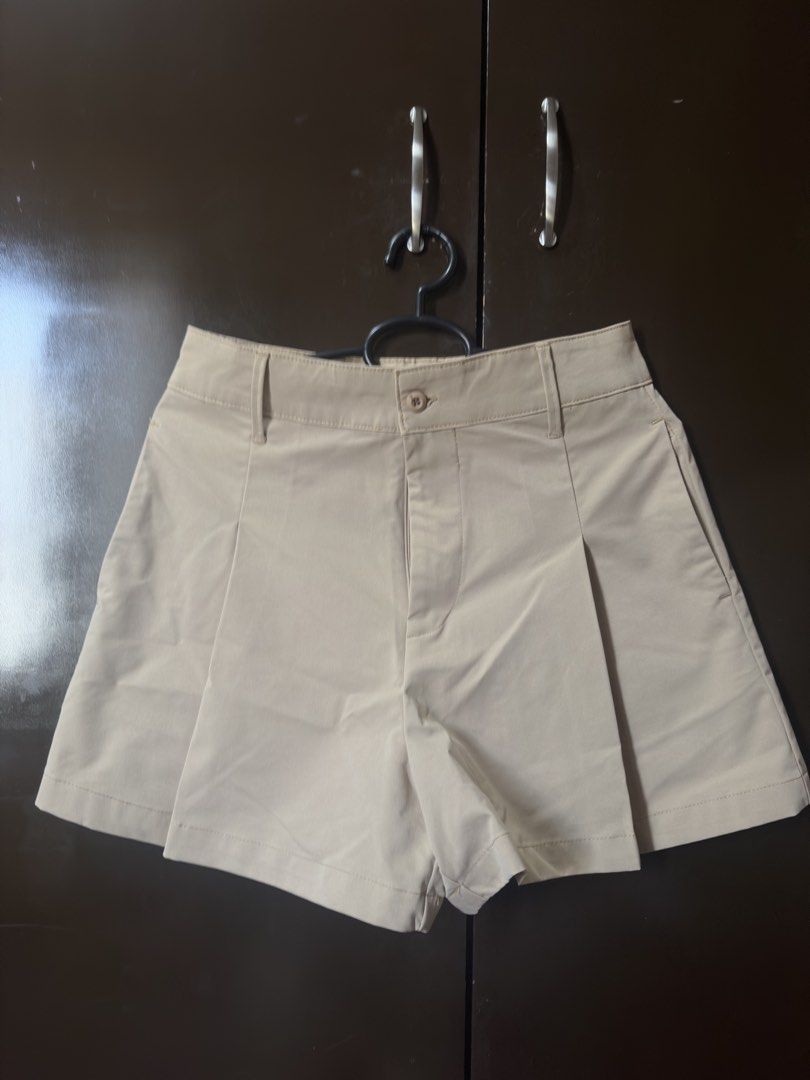 Bench Overhauled Beige Shorts Size M (Category: Shorts) located in Binan City. Submitted by prelov3d.elle (Listing ID 1468629058, Image 1). Description: .