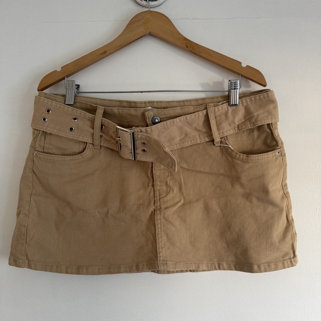 Bershka belted skirt (Category: Skirts) located in Manila. Submitted by apparella.ph (Listing ID 1468536078, Image 1). Description: 10/10 Sobrang gandaaaa Waist:34-38( stretchy ) Length:14 ☑️Everything is my Own preloved / BNWT/BNWOT ☑️ not thrifted/Ukay ☑️ malukot sa picture kasi na stock sa cabinet (tinatamad mag plantsa ✌️ ) ☑️Personal items ( usually bought in US/UK/JPN ) every year po ako nag aabroad so expect i don’t sell fake items and mej
