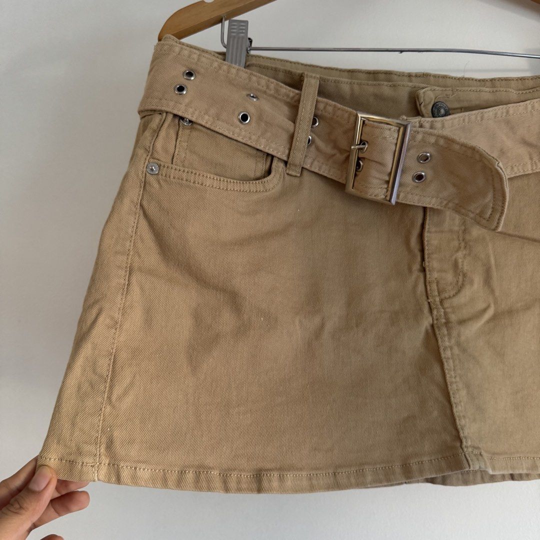 Bershka belted skirt (Category: Skirts) located in Manila. Submitted by apparella.ph (Listing ID 1468536078, Image 2). Description: 10/10 Sobrang gandaaaa Waist:34-38( stretchy ) Length:14 ☑️Everything is my Own preloved / BNWT/BNWOT ☑️ not thrifted/Ukay ☑️ malukot sa picture kasi na stock sa cabinet (tinatamad mag plantsa ✌️ ) ☑️Personal items ( usually bought in US/UK/JPN ) every year po ako nag aabroad so expect i don’t sell fake items and mej