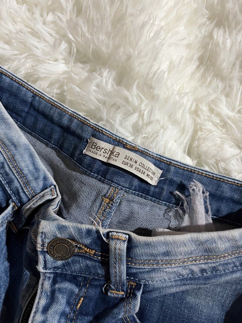 bershka low-rise denim short (Category: Shorts) located in Puerto Princesa. Submitted by kaydeclutter16 (Listing ID 1468592943, Image 2). Description: It feature a classic blue wash with subtle distressed/faded detailing and a raw or slightly rolled hemline..