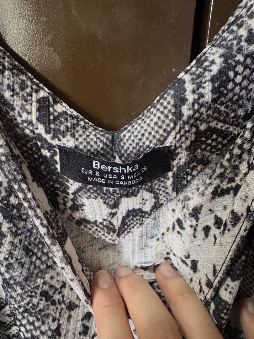 Bershka Snake Print Cami Top Size S (Category: Sleeveless) located in Binan City. Submitted by prelov3d.elle (Listing ID 1468628706, Image 2). Description: .