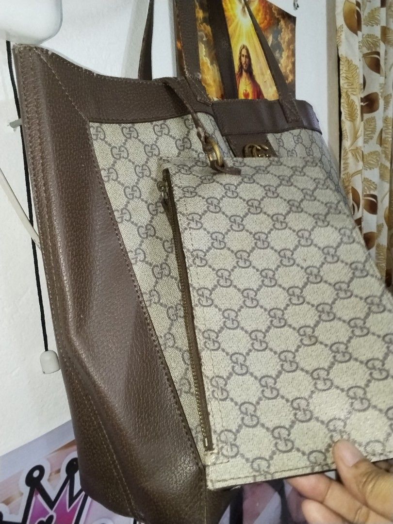 Big Gucci (Category: Beach Bags) located in Cavite. Submitted by bagssection04 (Listing ID 1468534436, Image 2). Description: Gucci Tote bag with wallet layas bag extra large.