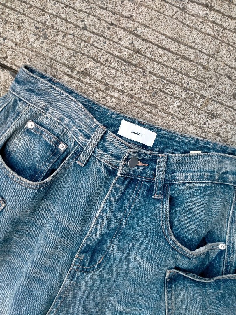 BIGBOY Wide Leg Denim Jeans Blue (Category: Jeans) located in Davao. Submitted by ervinpolino09 (Listing ID 1468601399, Image 3). Description: - Brand/Style: Bigboy wide leg denim jeans Size 32 - Wash: Classic blue wash - Design: Heavy distressing, contrast leg paneling, and utility pockets - Closure & Branding: branded waist label - Fit: Loose silhouette, ideal for streetwear - Condition: Excellent, no major flaws spotted.