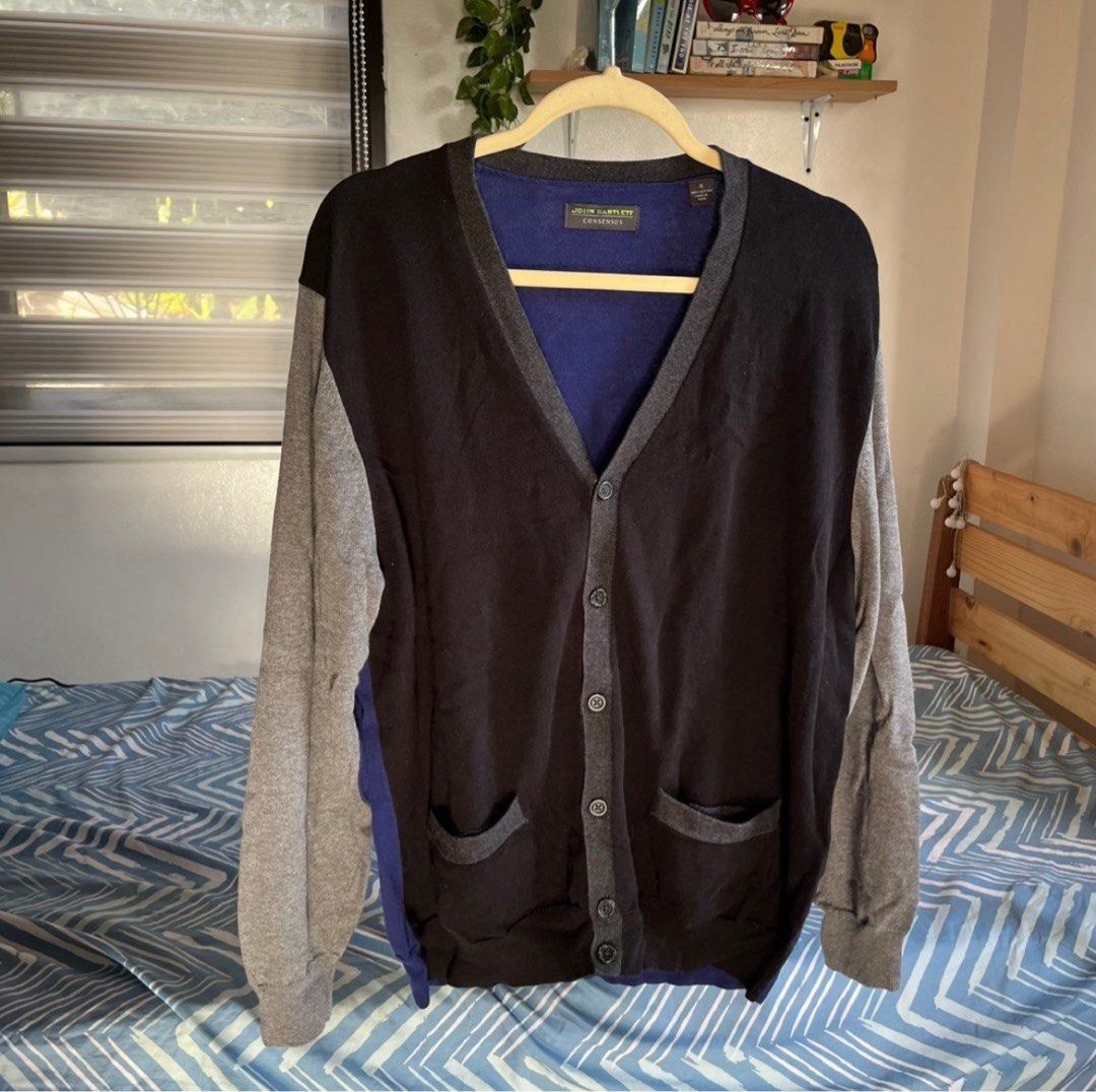 Black & Gray V-Neck Cardigan Sweater (Category: Coats, Jackets and Outerwear) located in Legazpi City. Submitted by hushedcry (Listing ID 1468685955, Image 1). Description: — no flaws, still good as new :) — has two front pockets — unisex; 100% cotton — XL on tag 🛒 mop: gcash only 🧾 shipping via j&t express (sf c/o buyer) for inquiries, dont hesitate to send me a msg!.