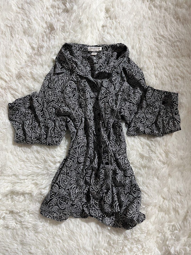 black and white paisley print button-down top (Category: Longsleeves) located in Puerto Princesa. Submitted by kaydeclutter16 (Listing ID 1468589013, Image 1). Description: a longsleeves from coldwater creek that has paisley print,classic collar and relaxed sleeves..