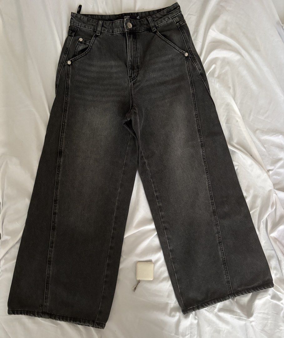 Black Baggy Highwaisted Jeans (Category: Jeans) located in Cebu City. Submitted by whiterabbitmint (Listing ID 1468526751, Image 1). Description: Waistline: 26 Lenght: 35 Helping tags: Zara Bershka H&M Mango .