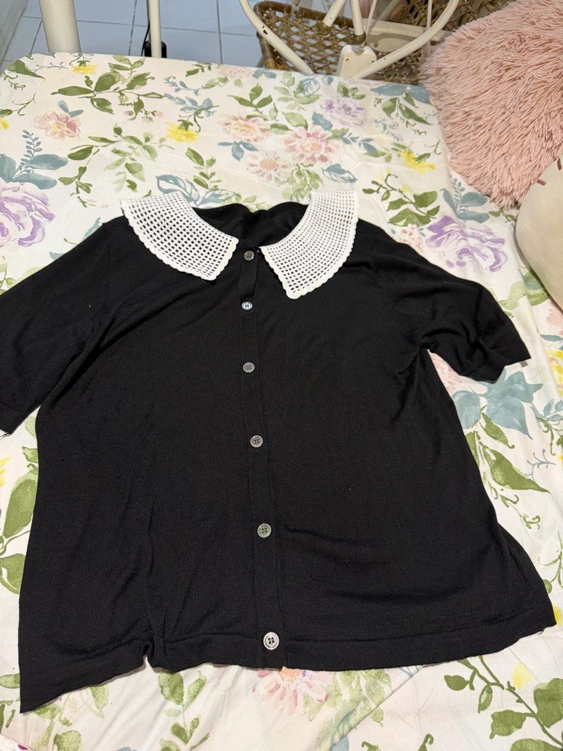 Black Cardigan with White Crochet Collar (Category: Coats, Jackets and Outerwear) located in Marikina City. Submitted by feibella_clothing24 (Listing ID 1468685241, Image 1). Description: m-l.