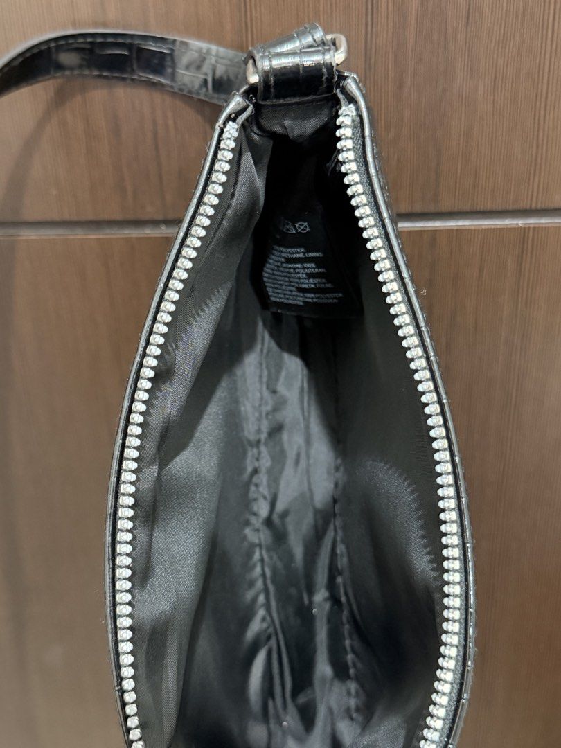 Black Croc H&M Shoulder Bag (Category: Shoulder Bags) located in Manila. Submitted by luckymoon_627 (Listing ID 1468686093, Image 3). Description: Used 2-3 times only on special occasions Mode of Payment: - Gcash - GoTyme.