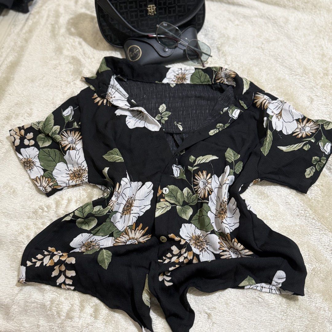 Black Floral Button-Down Blouse (Category: Blouses) located in Pasay City. Submitted by bellita_05 (Listing ID 1468565285, Image 1). Description: Beautiful black floral blouse featuring large white and beige flowers with green leaves. Designed with a collared neckline, short sleeves, and a button-down front for a relaxed, feminine look. Perfect for casual outings, brunch dates, or everyday wear. ✨ Colour: Black floral ✨ Pattern: White, beige & gr