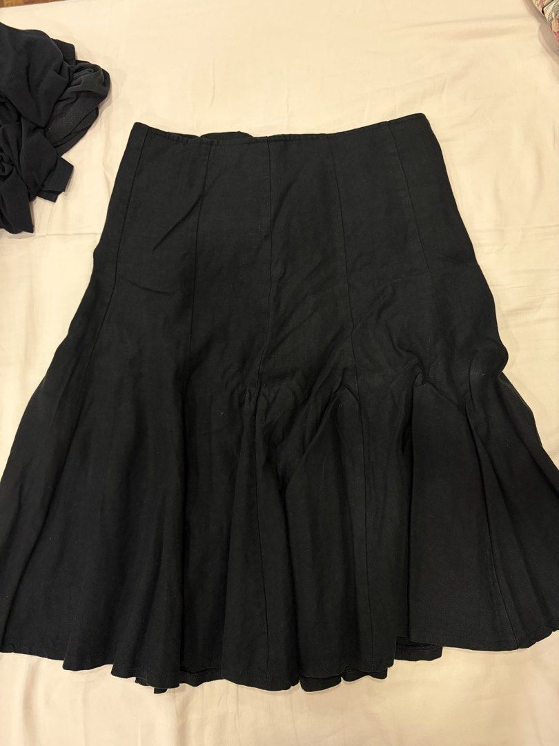 Black flowy linen midi skirt (Category: Skirts) located in Quezon City. Submitted by giagcuc (Listing ID 1468517267, Image 1). Description: Gusot is from being folded, totally temporary Super flowy, nice when moving or walking.