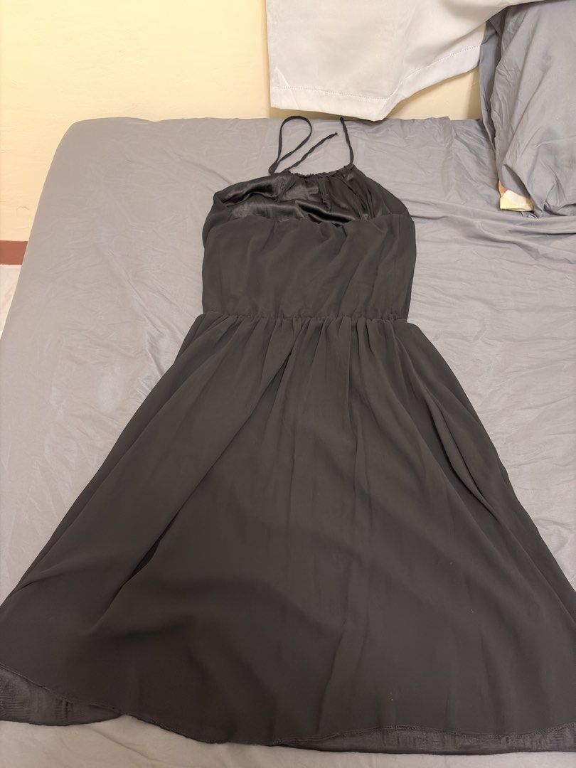 Black halter dress (Category: Dresses) located in Quezon City. Submitted by j.styles (Listing ID 1468677568, Image 2). Description: Length 39 inches.