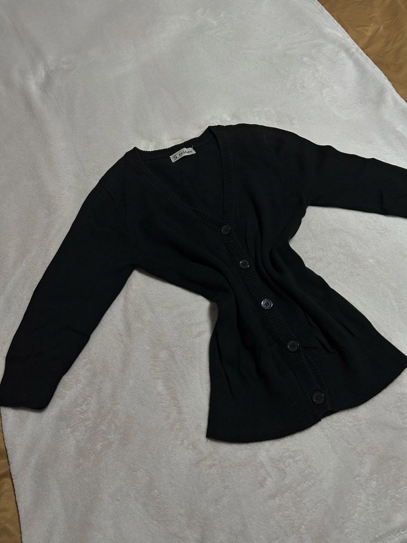 Black Knitted Cardigan 3/4 Sleeves (Category: Longsleeves) located in Taguig. Submitted by my.serendipithrift (Listing ID 1468588772, Image 2). Description: Size: XS-M Thick knitted fabric Working buttons Vneck style 3/4 sleeves Washed and ready to wear.