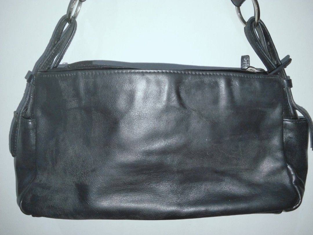 black leather bag (Category: Shoulder Bags) located in Lucena. Submitted by theg00dhang (Listing ID 1468623841, Image 3). Description: vintage style black leather shoulder bag.