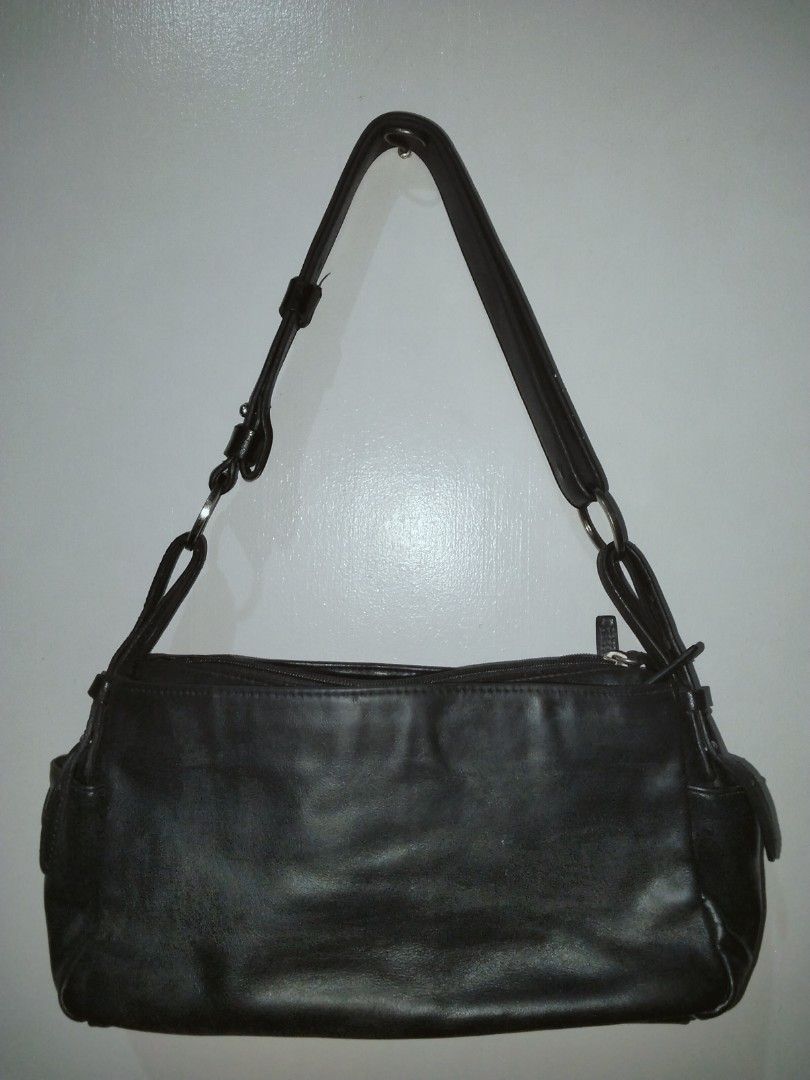 black leather bag (Category: Shoulder Bags) located in Lucena. Submitted by theg00dhang (Listing ID 1468623841, Image 1). Description: vintage style black leather shoulder bag.