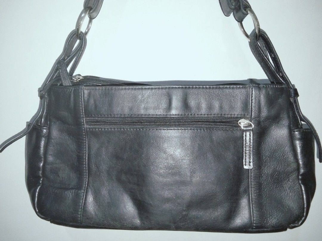 black leather bag (Category: Shoulder Bags) located in Lucena. Submitted by theg00dhang (Listing ID 1468623841, Image 2). Description: vintage style black leather shoulder bag.