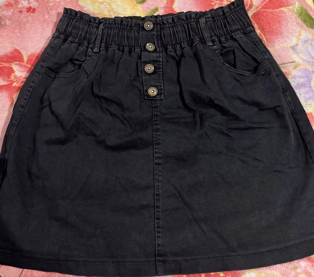 Black Mini Skirt (Garterized) (Category: Skirts) located in Quezon City. Submitted by mhyloves21 (Listing ID 1468514238, Image 1). Description: With cycling shorts inside. Can fit up to size 34 (garterized).