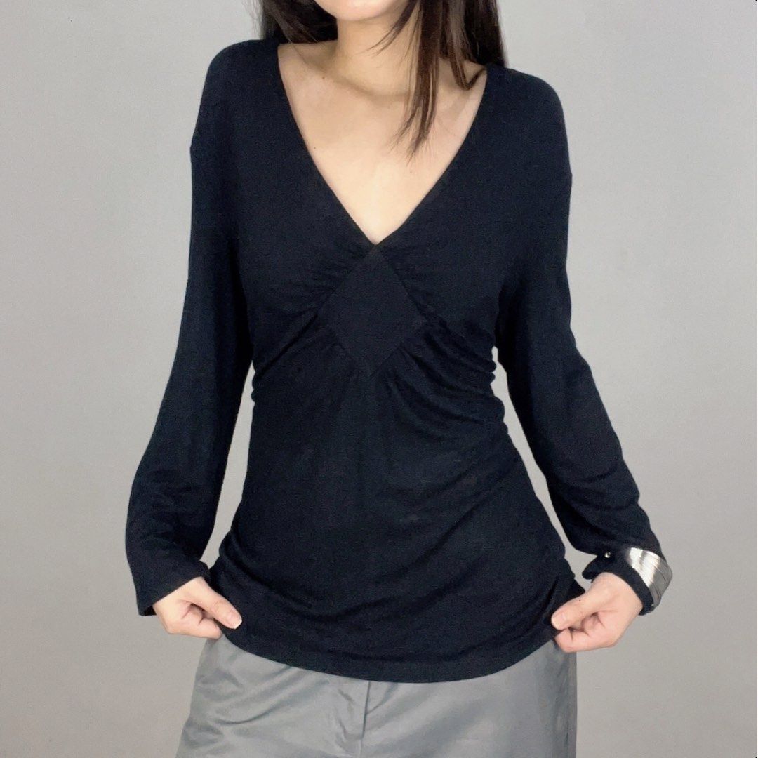 Black plunging ruched diamond front accent longsleeve top (Category: Longsleeves) located in Baguio. Submitted by natbananaaa (Listing ID 1468551615, Image 1). Description: L: 24” W: can stretch until 40”.