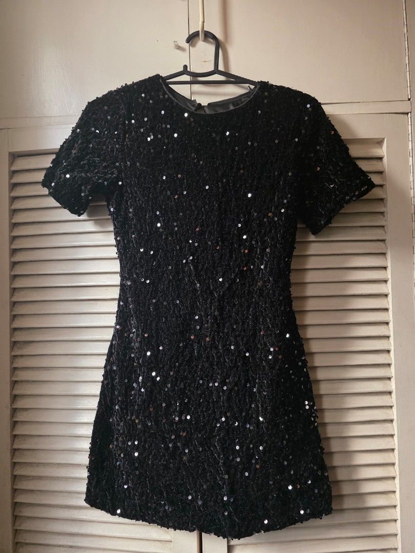 Black Sequin Backless Dress (Category: Dresses) located in Manila. Submitted by introvertedcat_cm3632 (Listing ID 1468570707, Image 2). Description: -used once -Good condition -Wala na paggagamitan.