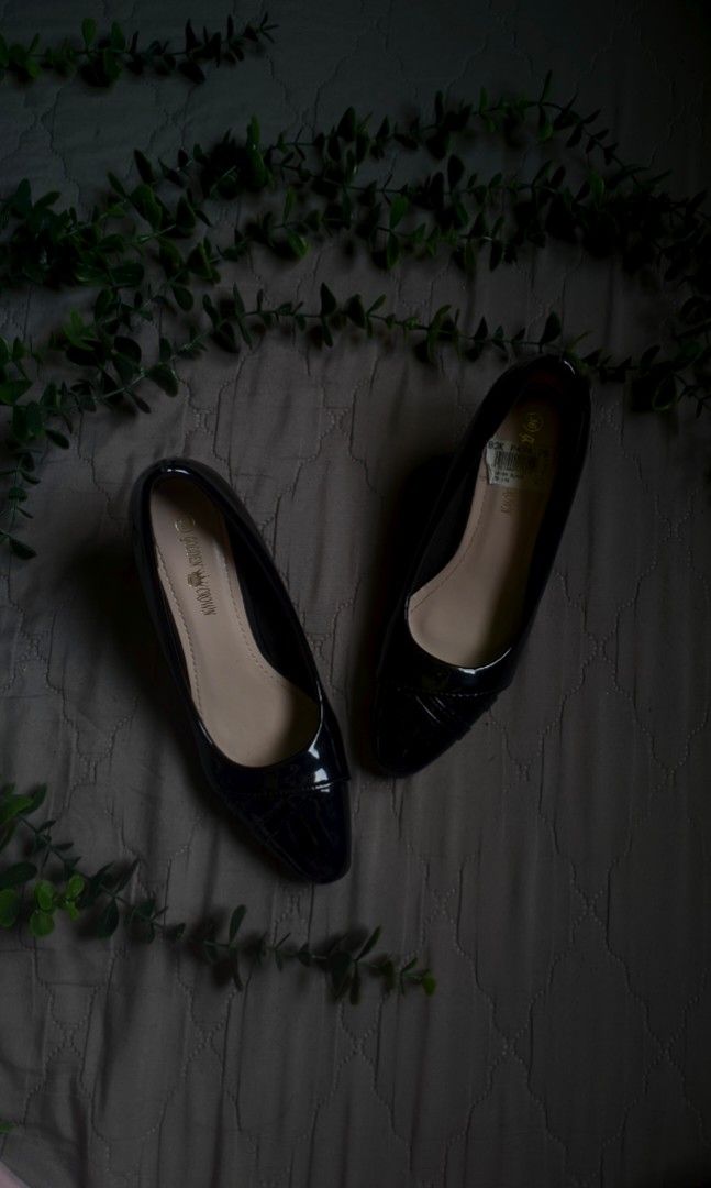 Black Shoes (Category: Heels) located in Calasiao. Submitted by tsokooomilk (Listing ID 1468554228, Image 1). Description: ★ Hello! I only used this once during my graduation. Send me a message for more pics. Bought this from Bok here in Dagupan City. Orig price nya is P474. ★ Rfs: Di ko na magagamit and need funds kasi I'm currently looking for a job rn. ++ I will give my other black heels like this f na matte naman sya for free. Good condi yun.