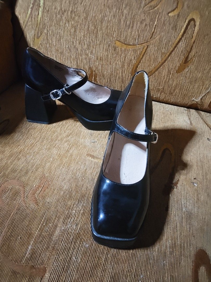 Black shoes (Category: Heels) located in Malolos. Submitted by krissalayne (Listing ID 1468659383, Image 3). Description: preloved black shoes with minimal issue loc malolos.