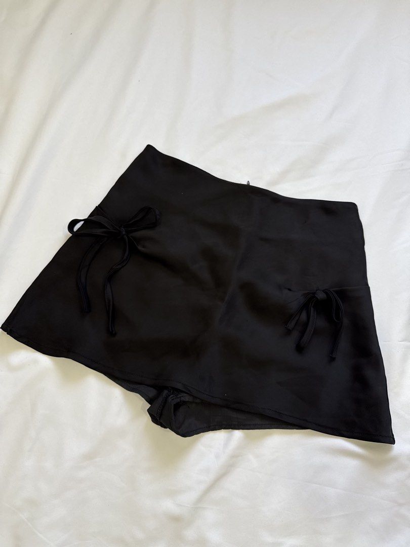 BLACK SILK SKIRT (Category: Skirts) located in General Trias. Submitted by fellasunshine (Listing ID 1468652658, Image 1). Description: - rfs decluttering - no flaws - personal item.