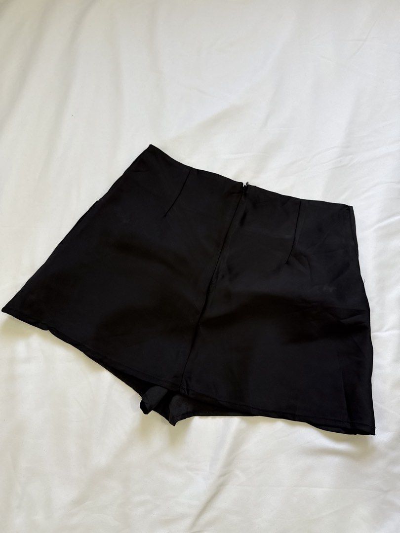 BLACK SILK SKIRT (Category: Skirts) located in General Trias. Submitted by fellasunshine (Listing ID 1468652658, Image 2). Description: - rfs decluttering - no flaws - personal item.