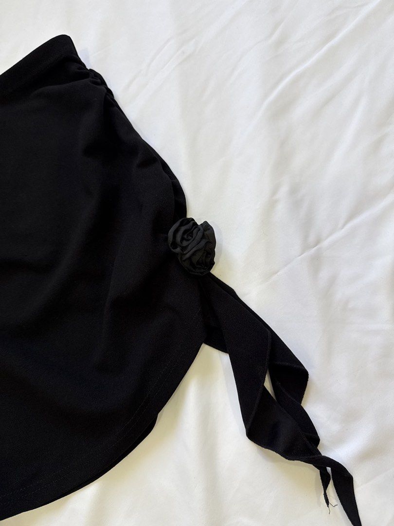 BLACK SKIRT (Category: Skirts) located in General Trias. Submitted by fellasunshine (Listing ID 1468658620, Image 2). Description: - decluttering - personal item - j&t or lalamove.