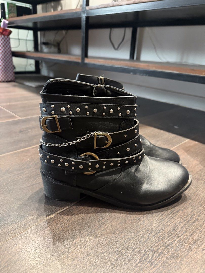 Black y2k boots (Category: Boots) located in Manila. Submitted by misty186 (Listing ID 1468511849, Image 1). Description: size 42 but can fit smaller sizes.