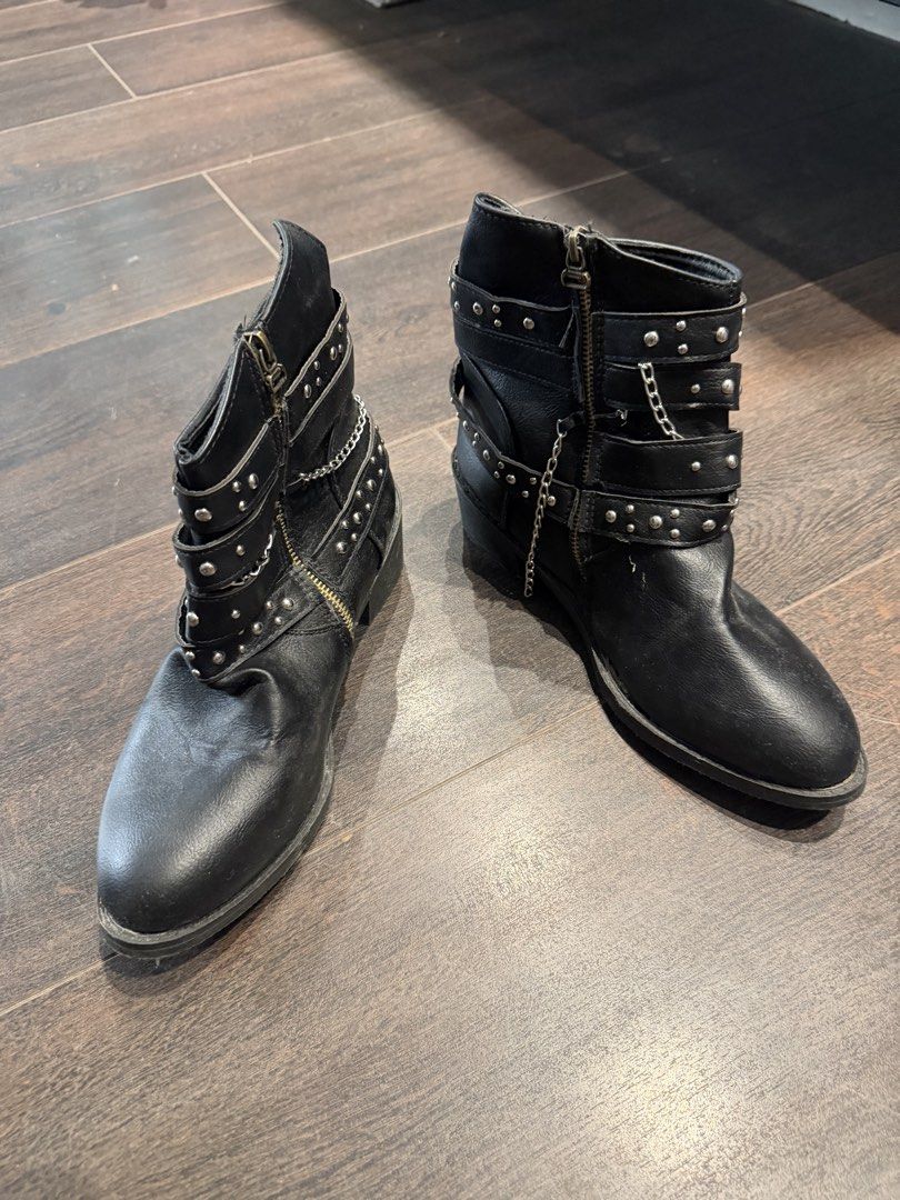 Black y2k boots (Category: Boots) located in Manila. Submitted by misty186 (Listing ID 1468511849, Image 2). Description: size 42 but can fit smaller sizes.
