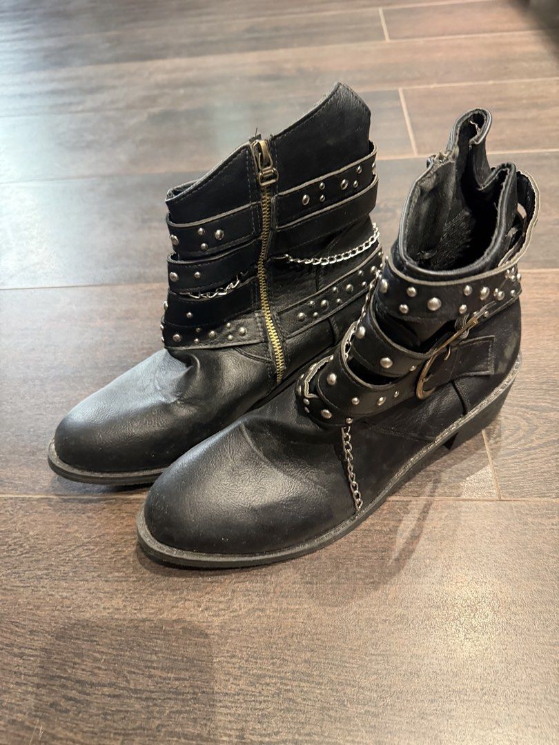 Black y2k boots (Category: Boots) located in Manila. Submitted by misty186 (Listing ID 1468511849, Image 3). Description: size 42 but can fit smaller sizes.