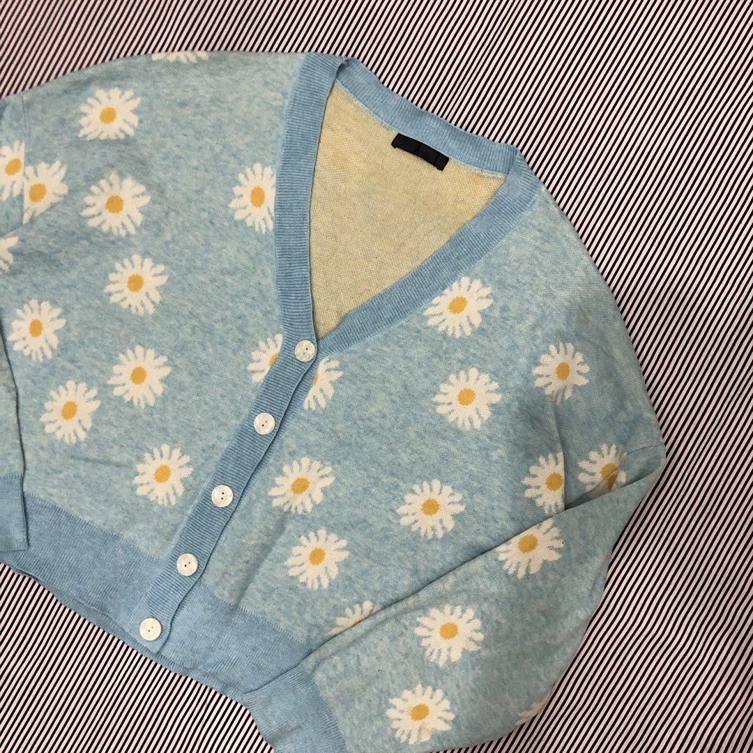 Blue Daisy Print Button-Up Cardigan (Category: Longsleeves) located in Angeles City. Submitted by gray_thrift8 (Listing ID 1468555609, Image 2). Description: Dimensions: 25.5 width 22.5 length Issue: Yellow stains Need wash Pm!.