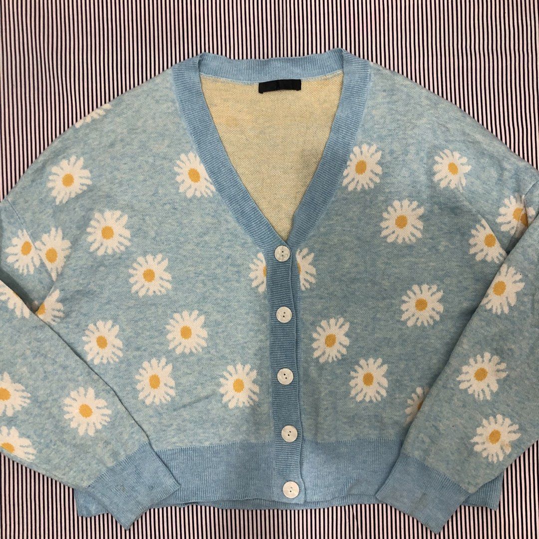 Blue Daisy Print Button-Up Cardigan (Category: Longsleeves) located in Angeles City. Submitted by gray_thrift8 (Listing ID 1468555609, Image 3). Description: Dimensions: 25.5 width 22.5 length Issue: Yellow stains Need wash Pm!.