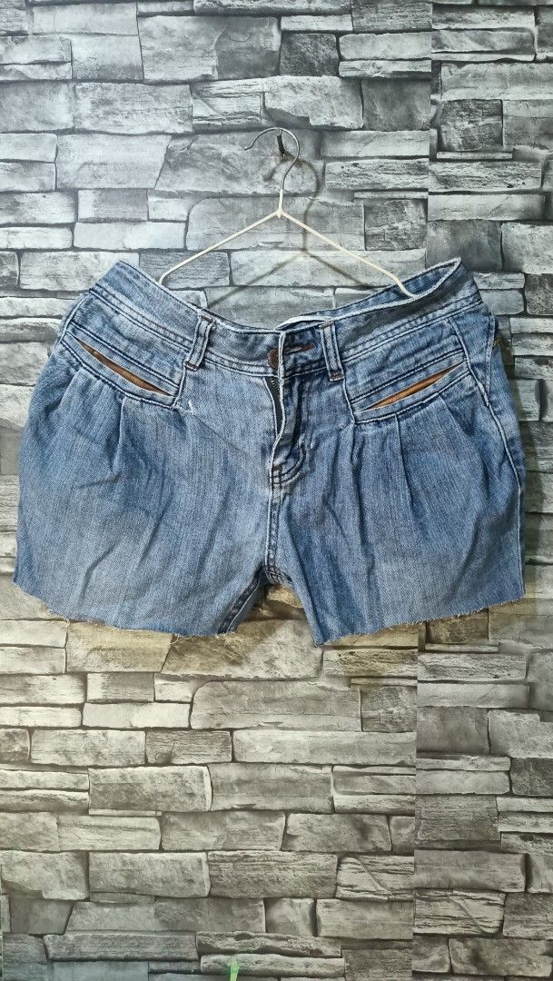 Blue Denim Shorts with Front Pockets Size S (Category: Shorts) located in Antipolo. Submitted by reahespiritu (Listing ID 1468652158, Image 1). Description: - Style: Mid-rise blue denim shorts with a classic wash - Design: Unique angled front pockets with contrast brown trim and stylish front pleats for a relaxed fit - Details: Raw cut-off hem with button and zipper fly closure - Versatility: Easy to pair with any basic tee for a casual, everyday