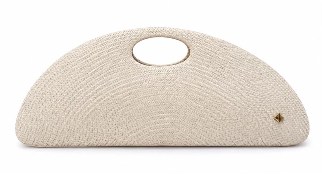 BNWT Aranaz Amor 2 Medium - Seashell (Category: Clutches) located in Makati City. Submitted by michi_ (Listing ID 1468643851, Image 1). Description: brand new, authentic and complete inclusions! bought from another seller here on carousell comes with dust bag, aranaz paperbag, tag on bag, and care card selling for 500 less than what i paid! rfs: didn’t realize it was the medium.