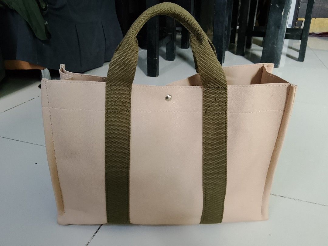 Book tote (Category: Tote Bags) located in Manila. Submitted by wildwind_73f77a (Listing ID 1468588897, Image 1). Description: good condition kasya laptop.