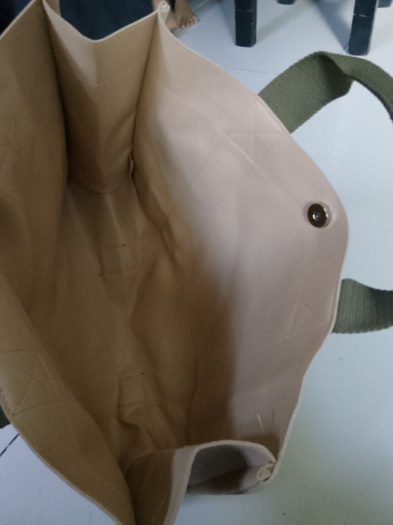 Book tote (Category: Tote Bags) located in Manila. Submitted by wildwind_73f77a (Listing ID 1468588897, Image 2). Description: good condition kasya laptop.