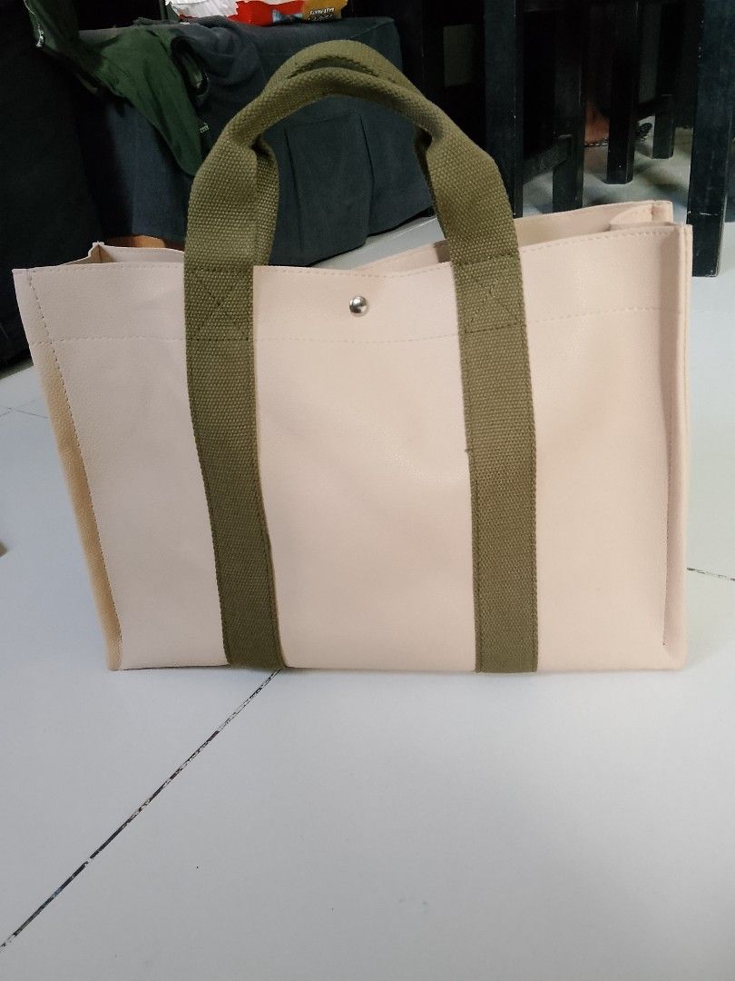 Book tote (Category: Tote Bags) located in Manila. Submitted by wildwind_73f77a (Listing ID 1468588897, Image 3). Description: good condition kasya laptop.