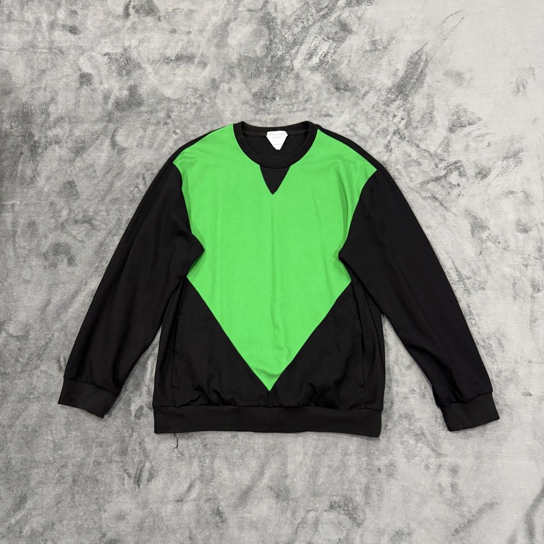 BOTEGA VENNETA LONG SLEEVE (Category: Luxury Apparel) located in Santa Maria. Submitted by rarefindslt (Listing ID 1468681963, Image 1). Description: BOTTEGA VENETA PREFALL 2021 COLORBLOCK MOCK NECK PULLOVER (SWIPE LEFT FOR MORE DETAILS..) M on tag in solid good condition rate! complete tags for authenticity, double cotton blend, green wool sweaters and pullovers with V-necklines, ribbed cuffs, and hems, can pass as new condition! no issue.